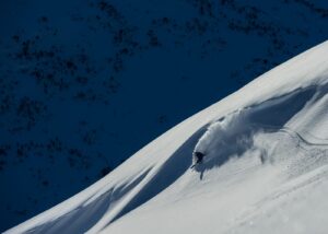 Skikjører i ensom majestet, fotokunst veggbilde / plakat av Bård Basberg