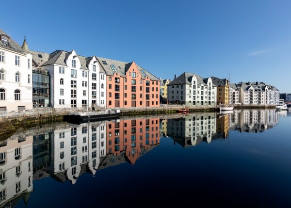 Bygninger som speiler seg i vannet., fotokunst veggbilde / plakat av Eirik Sørstrømmen