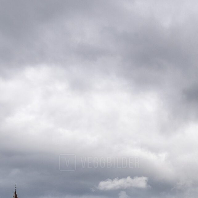 Fargerike trehus langs Nidelva i Trondheim med dramatisk himmel og vakre refleksjoner i vannet., fotokunst veggbilde / plakat av Eirik Sørstrømmen