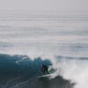 En surfer under en bølge i Marokko. , fotokunst veggbilde / plakat av Kristian Aalerud