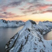 Dronebilde av fjell og fjorder i solnedgang, fotokunst veggbilde / plakat av Kristoffer Vangen