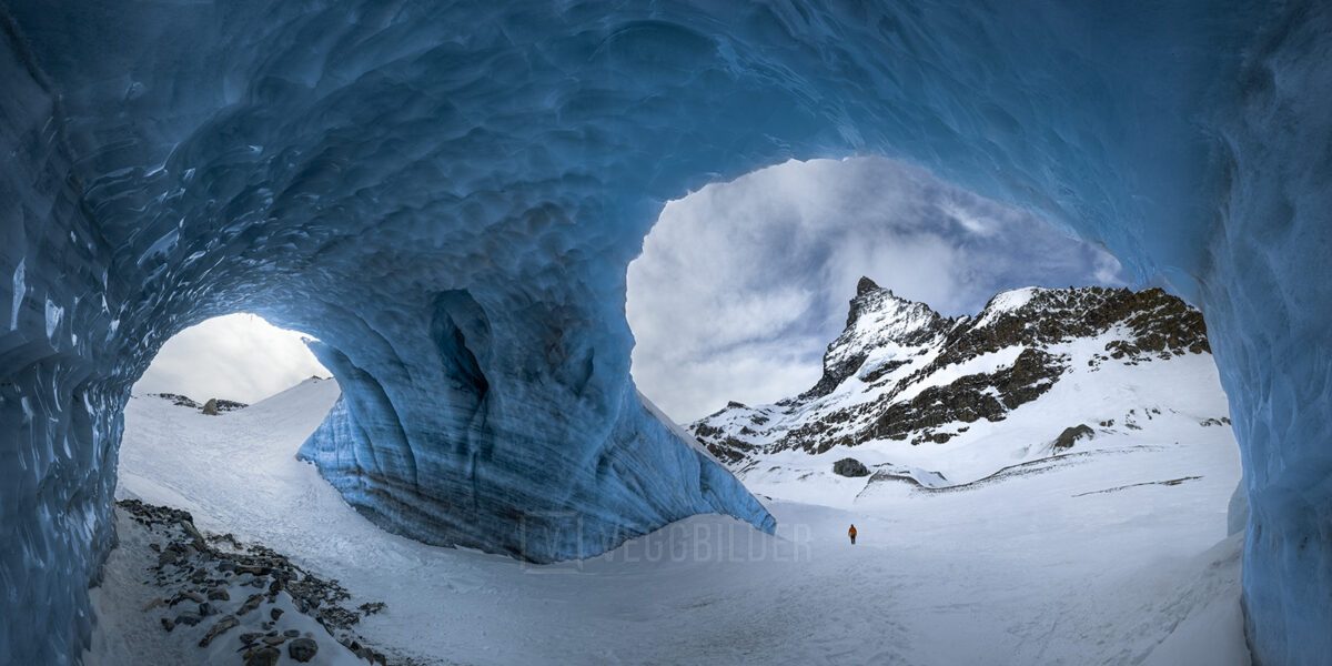 Isgrotte med Matterhorn i bakgrunn , fotokunst veggbilde / plakat av Kristoffer Vangen