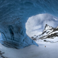 Isgrotte med Matterhorn i bakgrunn , fotokunst veggbilde / plakat av Kristoffer Vangen