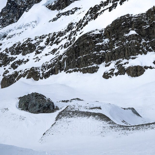 Isgrotte med Matterhorn i bakgrunn , fotokunst veggbilde / plakat av Kristoffer Vangen