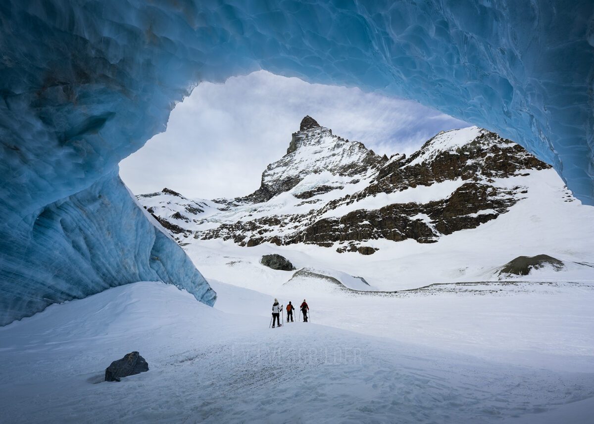 Isgrotte med Matterhorn i bakgrunn , fotokunst veggbilde / plakat av Kristoffer Vangen