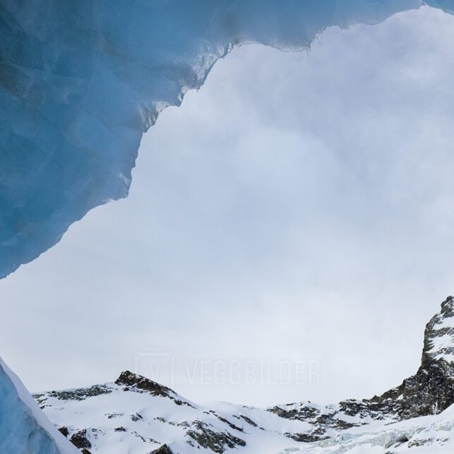 Isgrotte med Matterhorn i bakgrunn , fotokunst veggbilde / plakat av Kristoffer Vangen