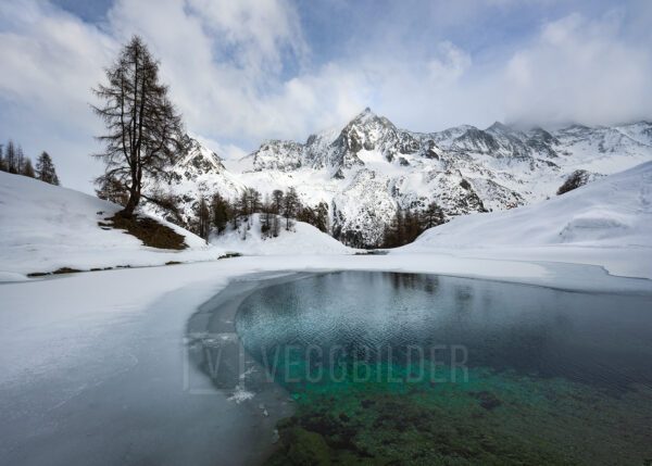 Et vann med fjell i bakgrunnen, fotokunst veggbilde / plakat av Kristoffer Vangen