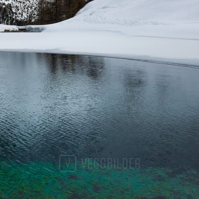 Et vann med fjell i bakgrunnen, fotokunst veggbilde / plakat av Kristoffer Vangen