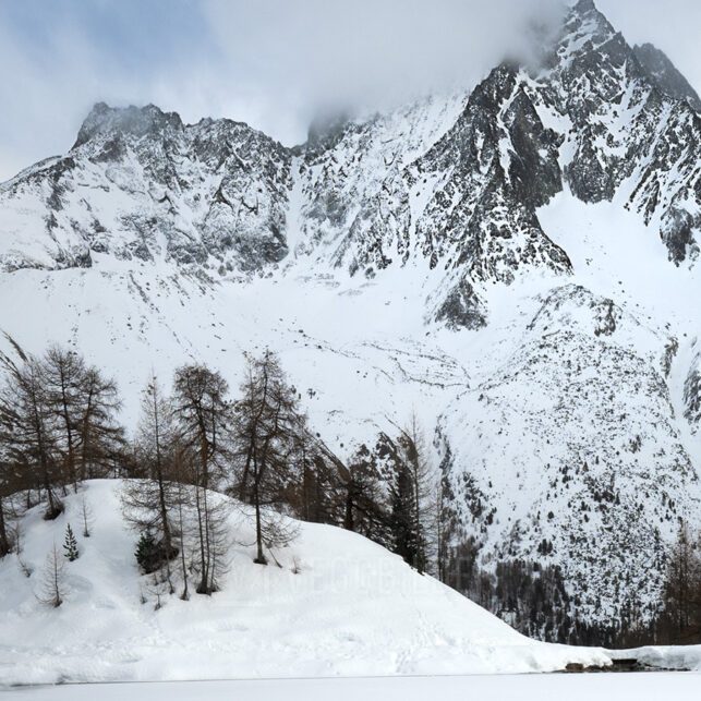 Et vann med utsikt over mektige fjell, fotokunst veggbilde / plakat av Kristoffer Vangen