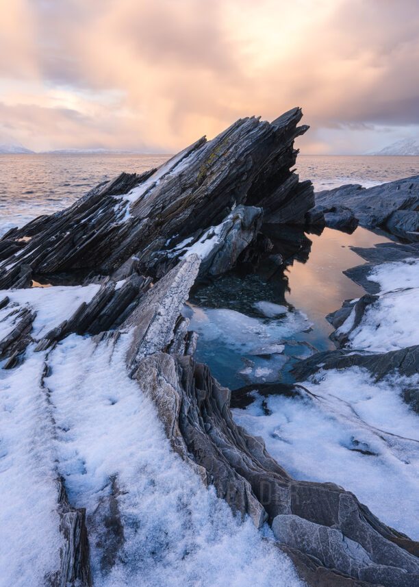 Snødekt klippe i solnedgang, fotokunst veggbilde / plakat av Klaus Axelsen