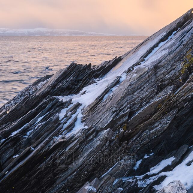 Snødekt klippe i solnedgang, fotokunst veggbilde / plakat av Klaus Axelsen