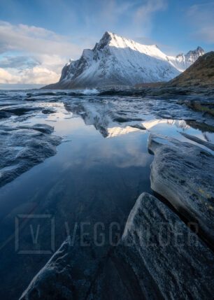 Speiling av snødekt fjell, fotokunst veggbilde / plakat av Klaus Axelsen