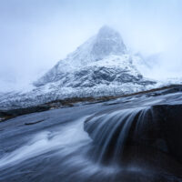 Fossefall med majestetisk fjell i bakgrunnen., fotokunst veggbilde / plakat av Klaus Axelsen