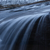 Fossefall med majestetisk fjell i bakgrunnen., fotokunst veggbilde / plakat av Klaus Axelsen