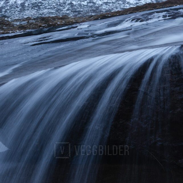 Fossefall med majestetisk fjell i bakgrunnen., fotokunst veggbilde / plakat av Klaus Axelsen