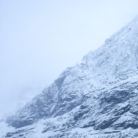 Fossefall med majestetisk fjell i bakgrunnen., fotokunst veggbilde / plakat av Klaus Axelsen