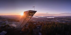 Dronebilde av fjell og fjord i solnedgang, fotokunst veggbilde / plakat av Kristoffer Vangen