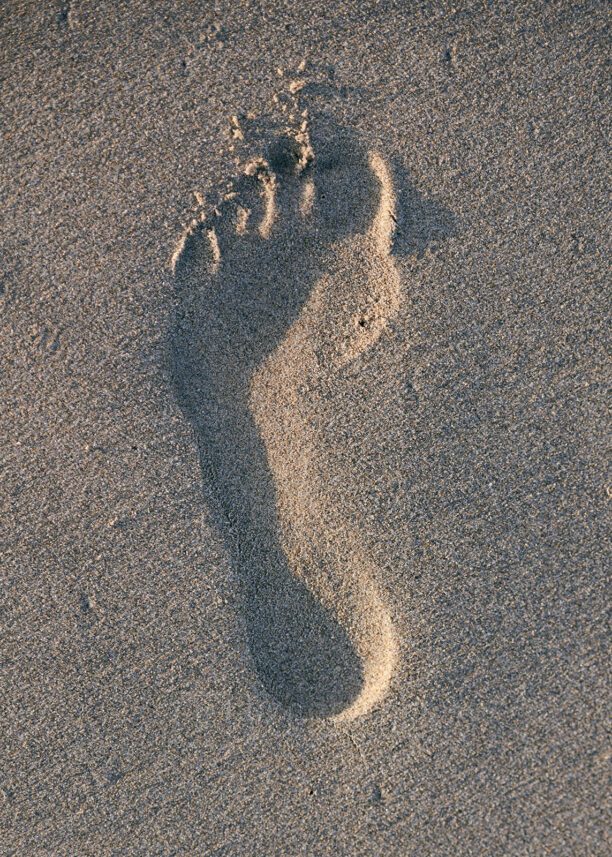 Fotavtrykk i sanden, fotokunst veggbilde / plakat av Peder Aaserud Eikeland