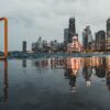 Panorama av skyskrapere i Chicago som speiler seg i vannet, fotokunst veggbilde / plakat av Tor Arne Hotvedt